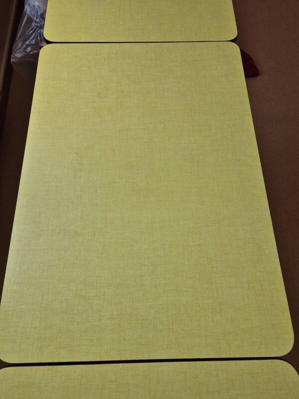Table année 1960 en formica jaune