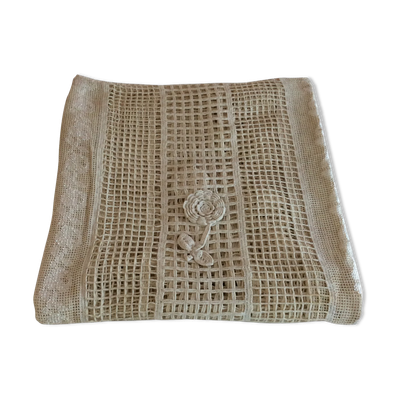 Dessus lit ancien en crochet et broderies.