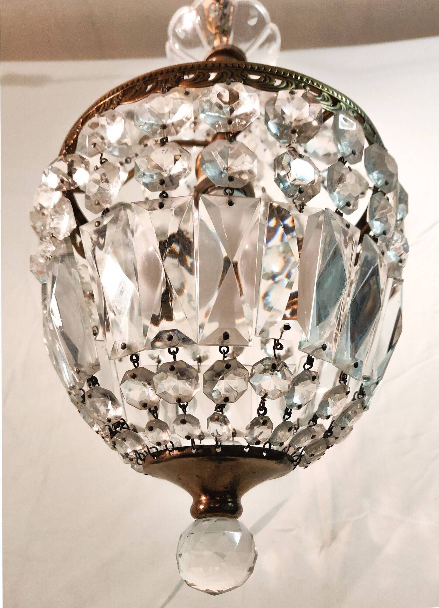 Lustre montgolfière bronze doré et pampilles en cristal