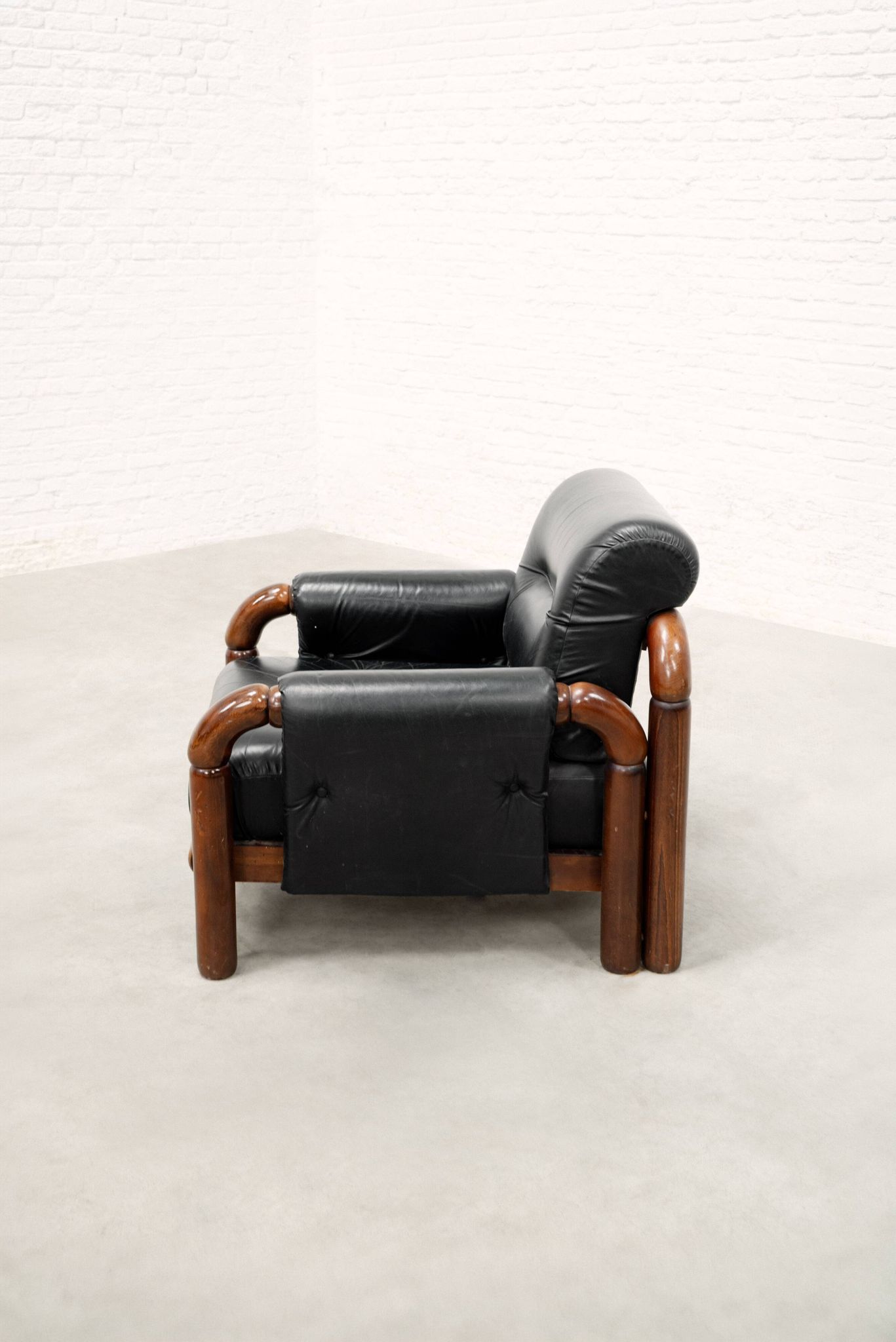 Fauteuil moderniste brésilien en cuir noir et bois massif, années 1970