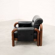Fauteuil moderniste brésilien en cuir noir et bois massif, années 1970