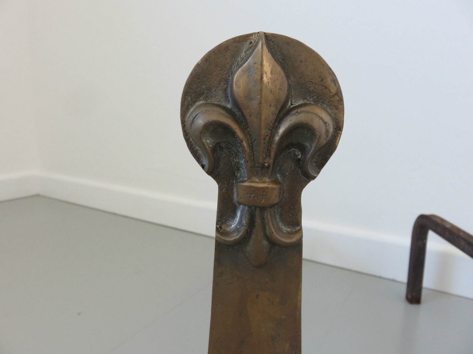 Paire de chenets modernistes en bronze massif