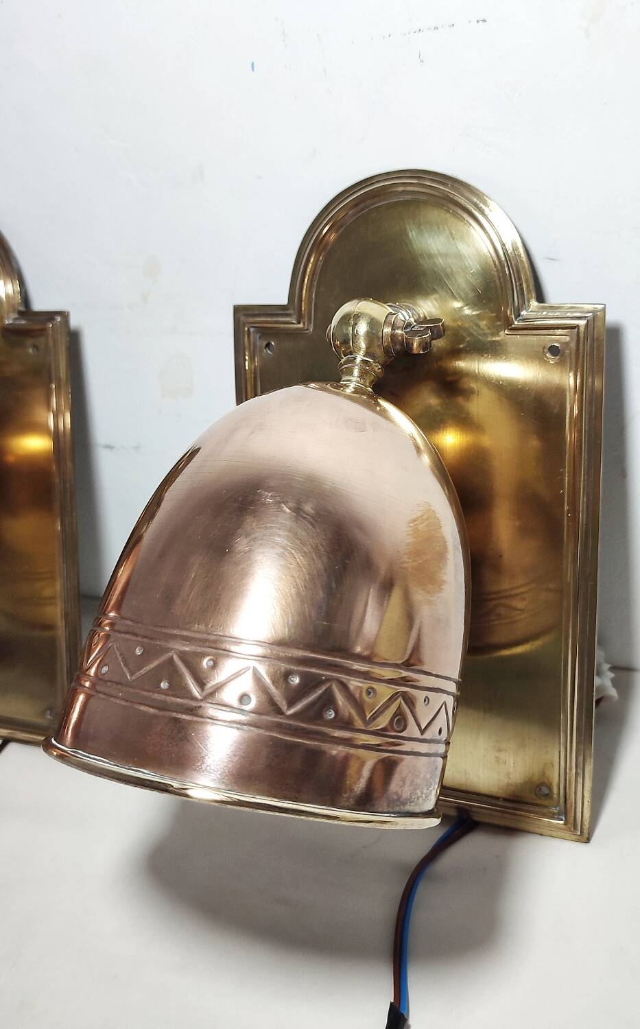 Par de apliques de bronce. España, 1950s.