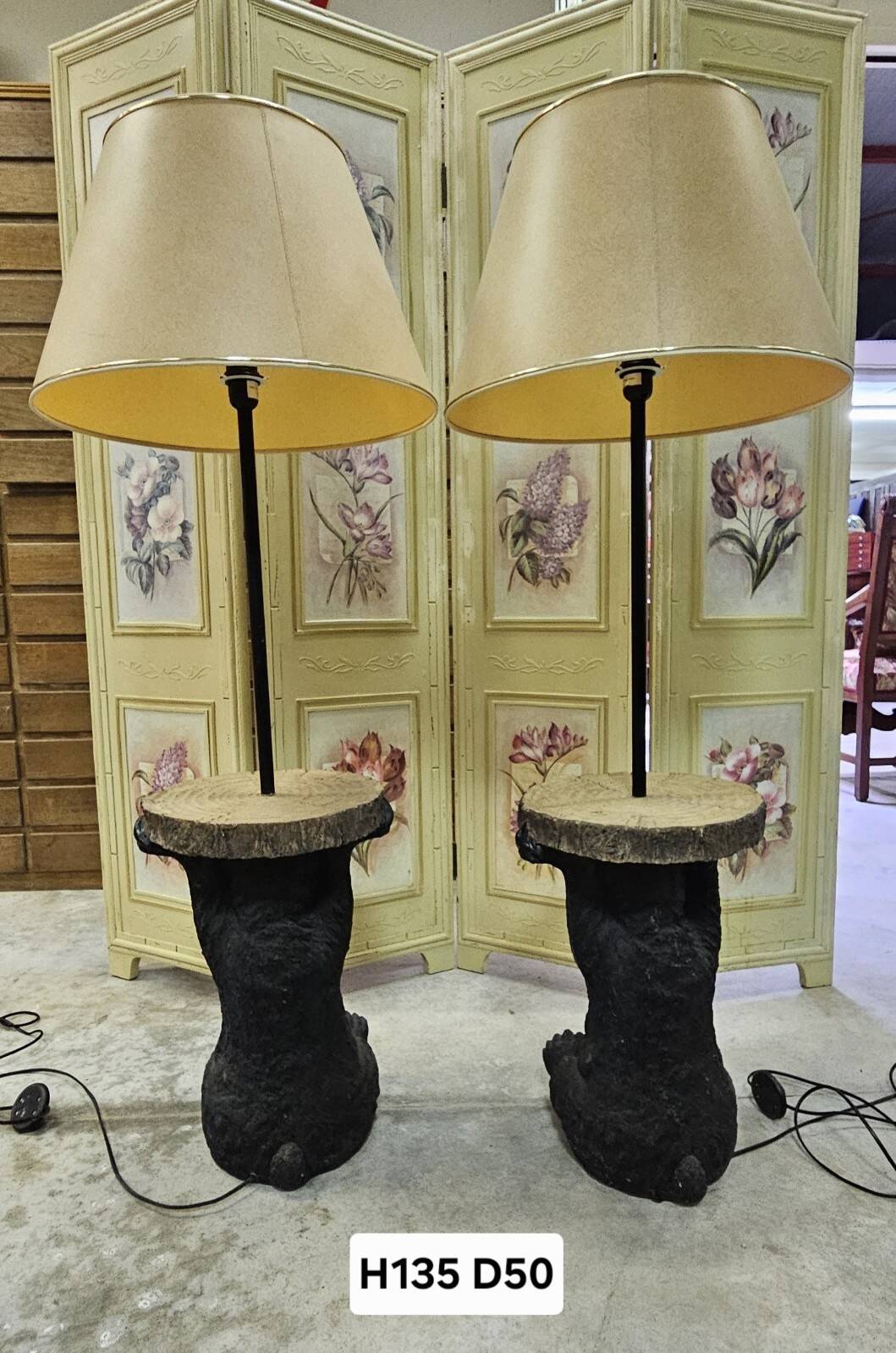 Important pair of floor lamps depicting black bears.