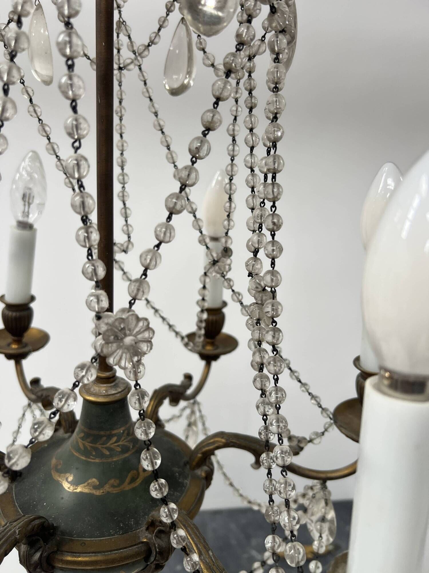 Louis XVI style chandelier with a pearl garland and painted tin, 20th century.