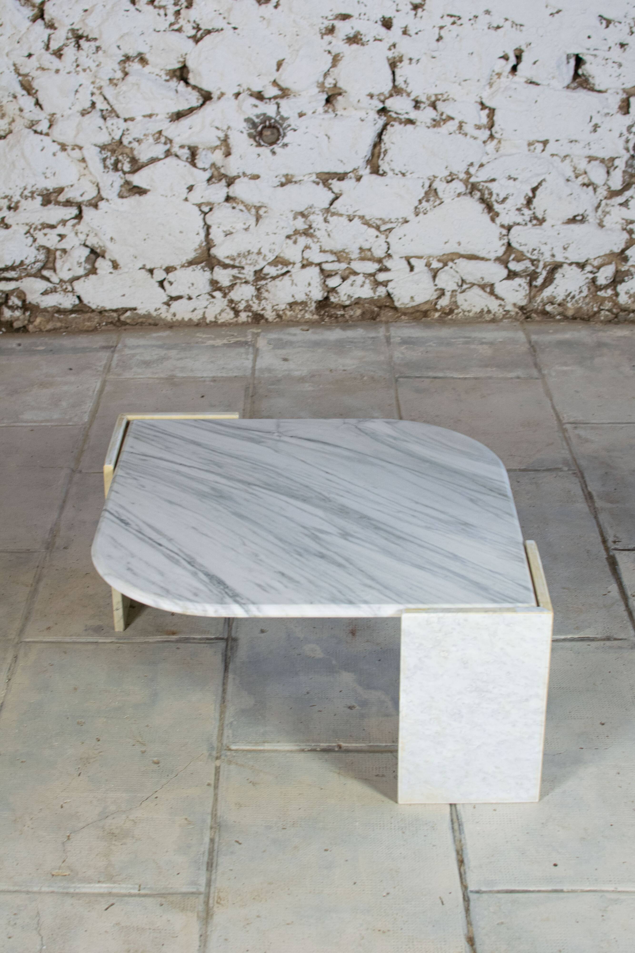 Table basse en marbre forme oeil 1970