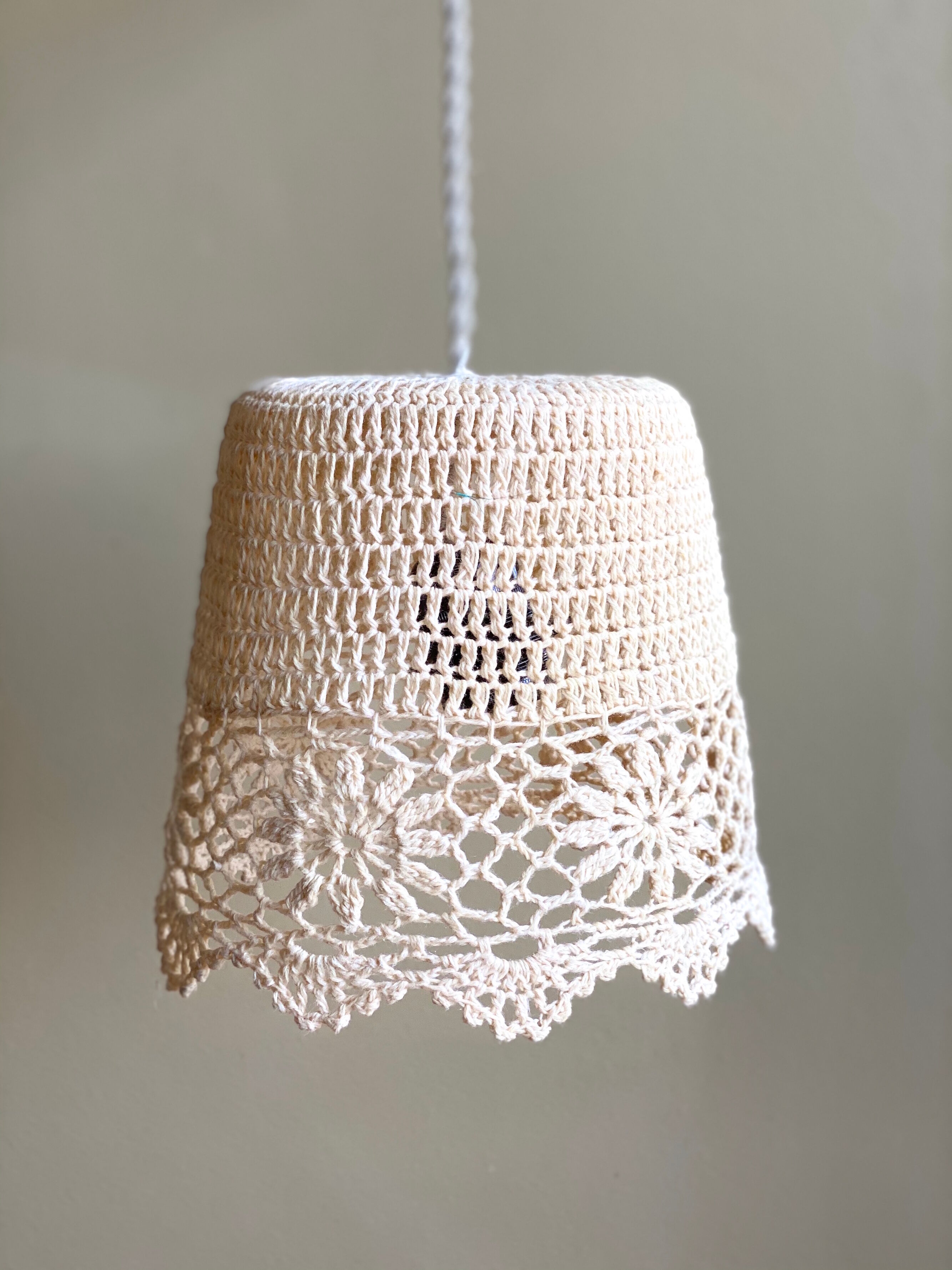 Beige crochet suspension