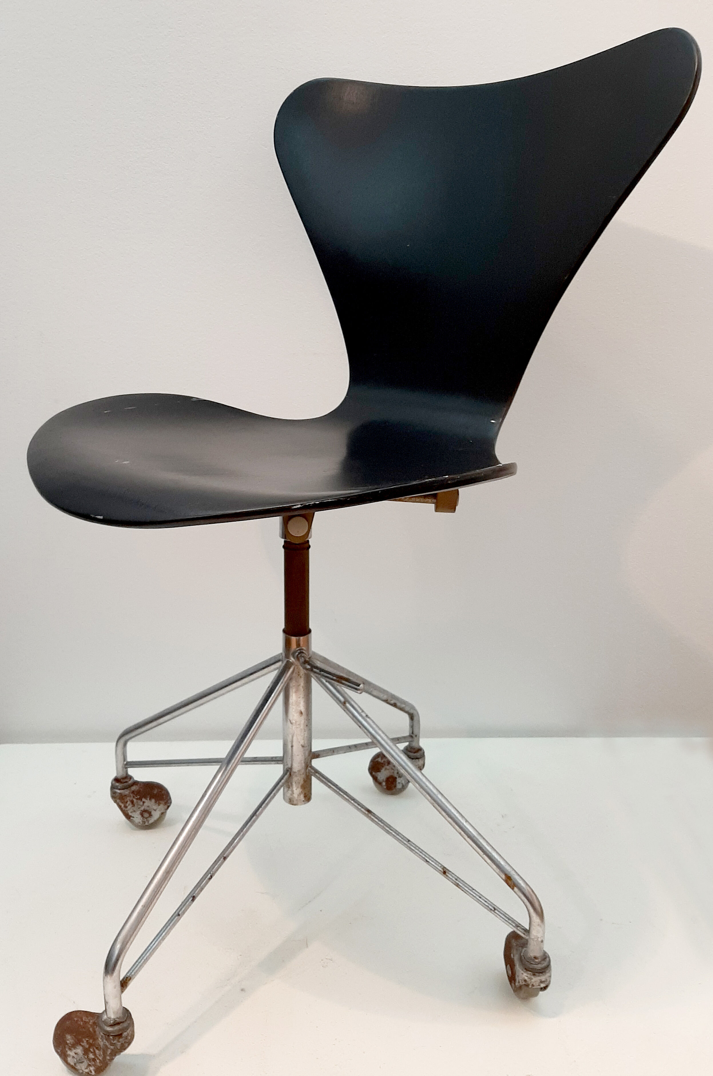 Arne Jacobsen's Seven Swivel Desk Chaide