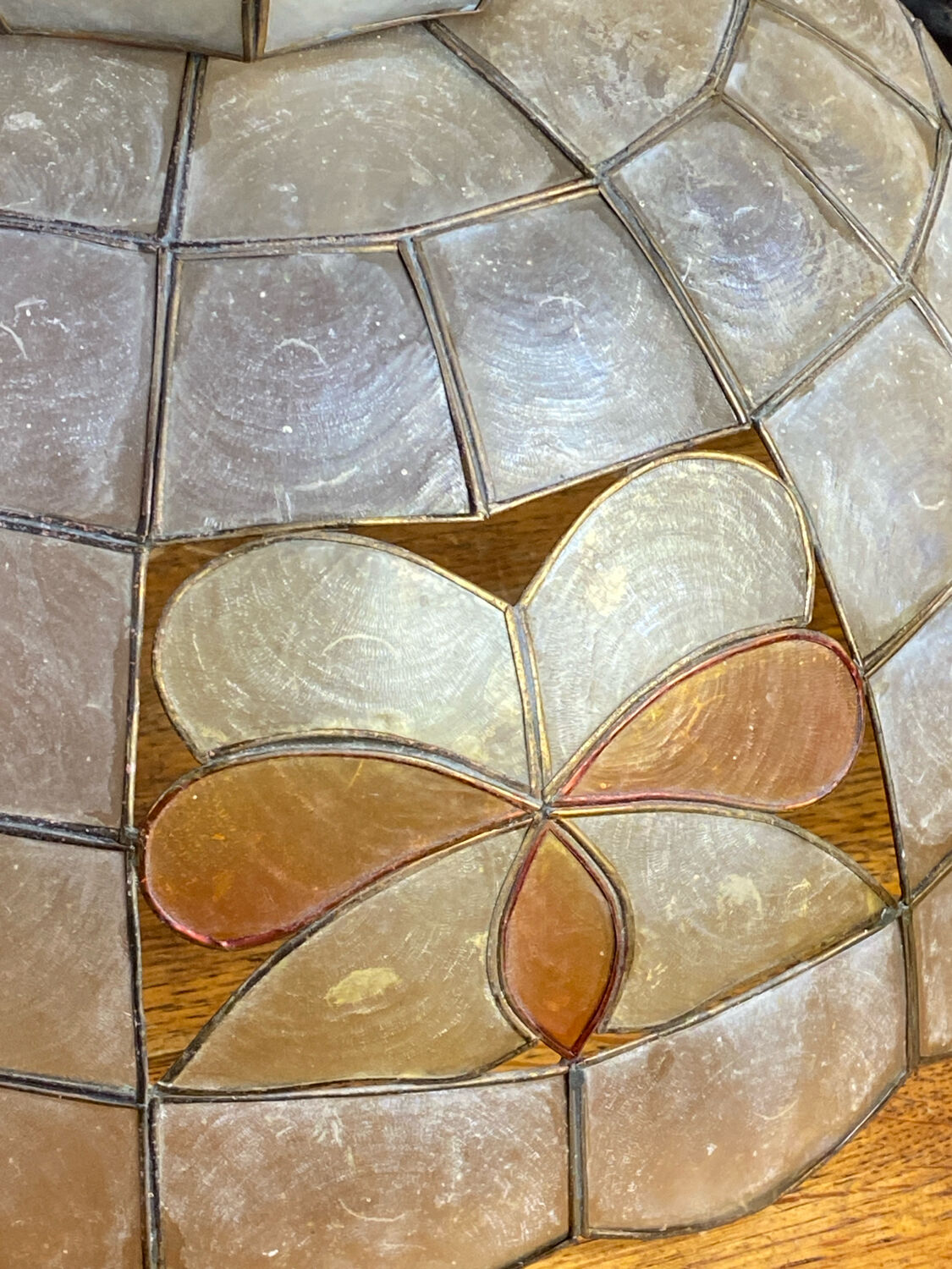 Mother-of-pearl and brass pendant with floral decoration.