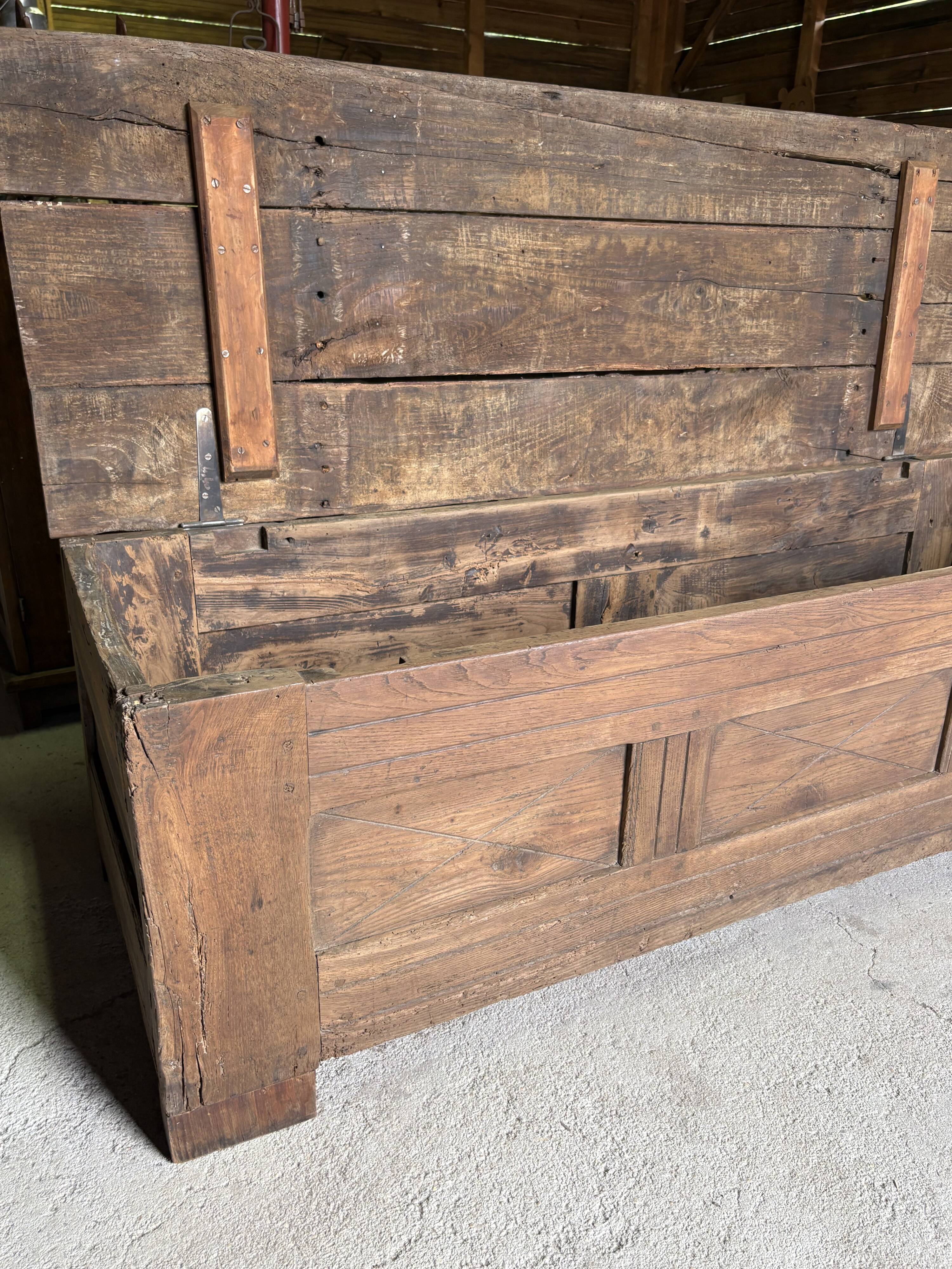 Maie ancienne en bois massif