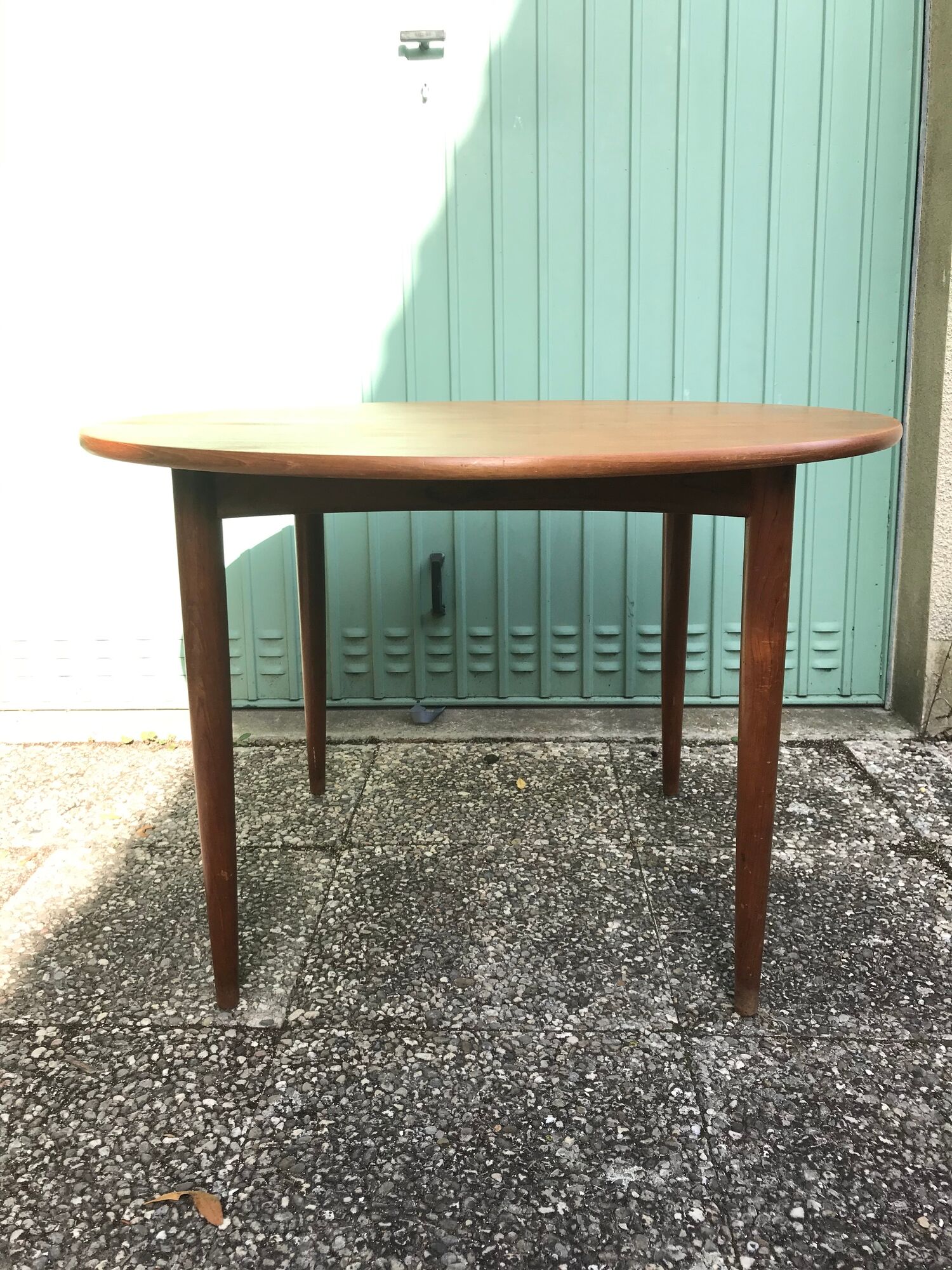 Ancienne table à manger scandinave en bois de teck et pieds compas avec rallonges vintage
