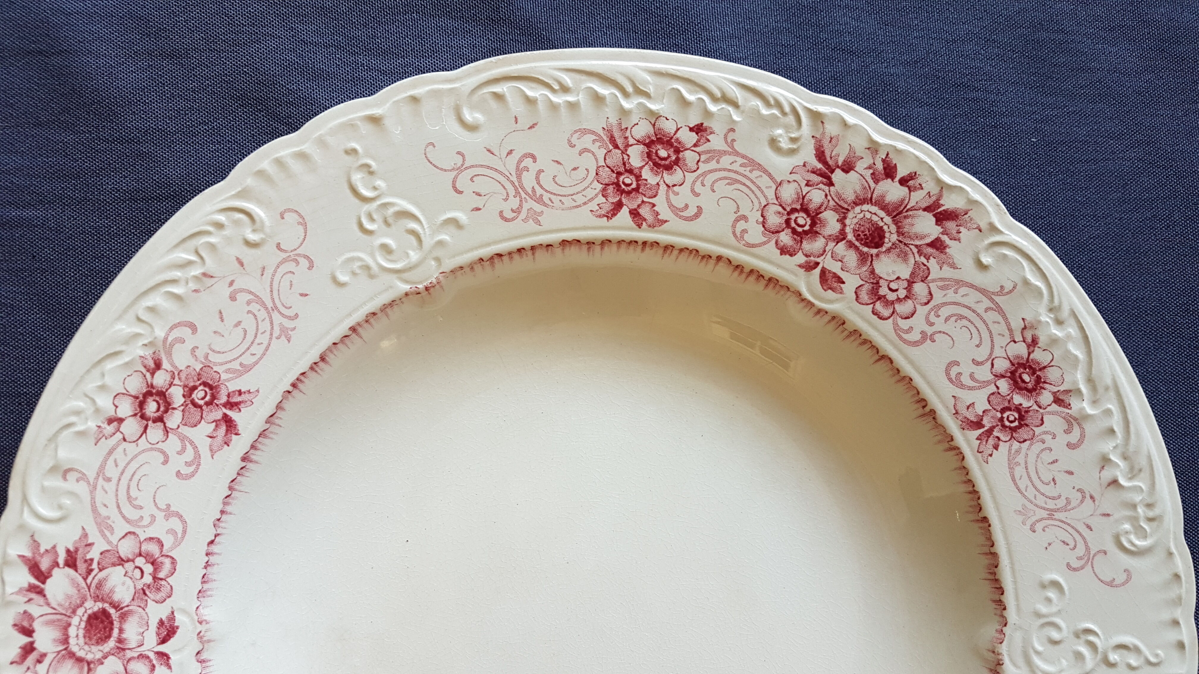 Sarreguemines earthenware plate decorated with flowers