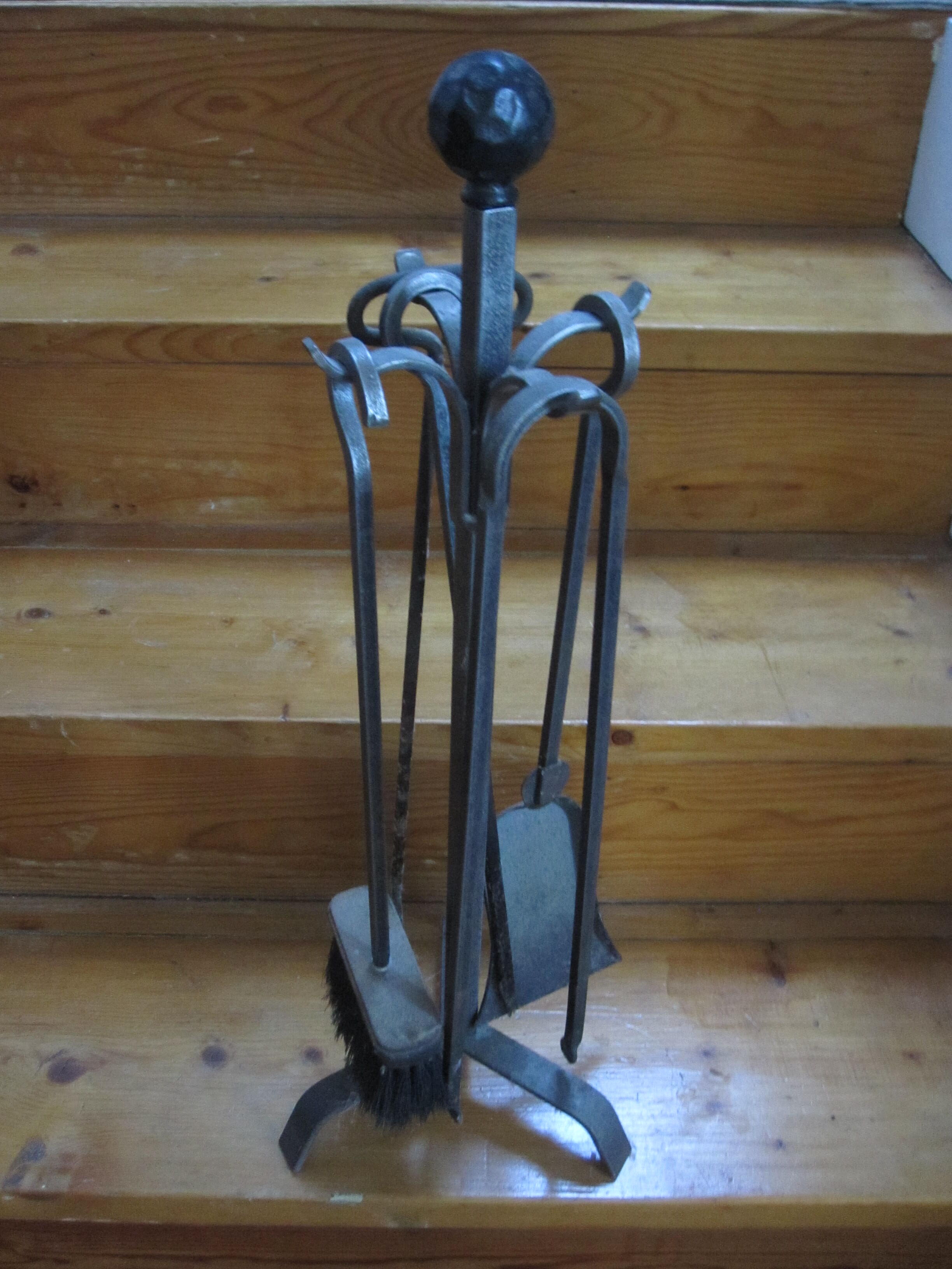 Iron chimney servant