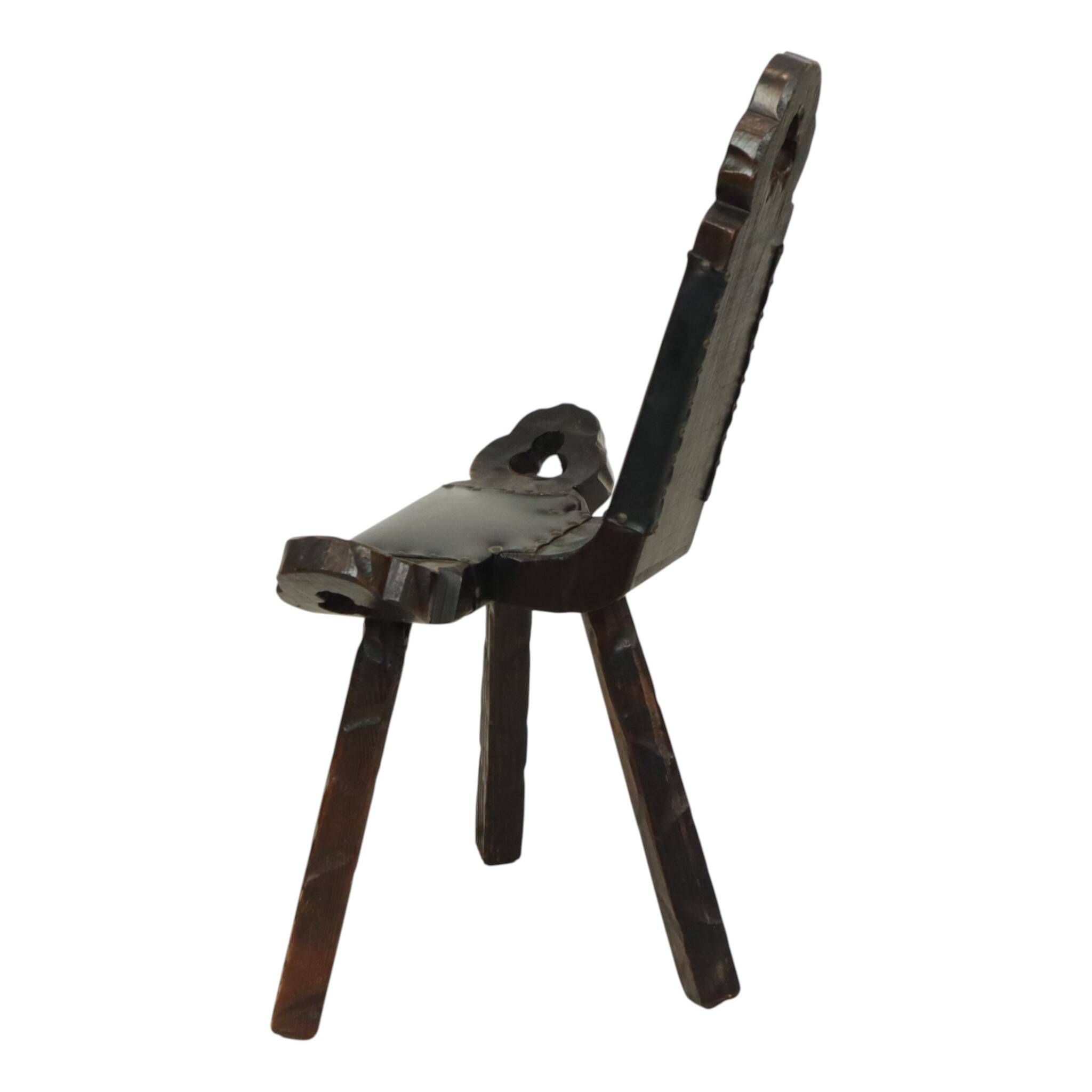 Chaise trépied brutaliste des années 50 en pin et simili cuir, Espagne