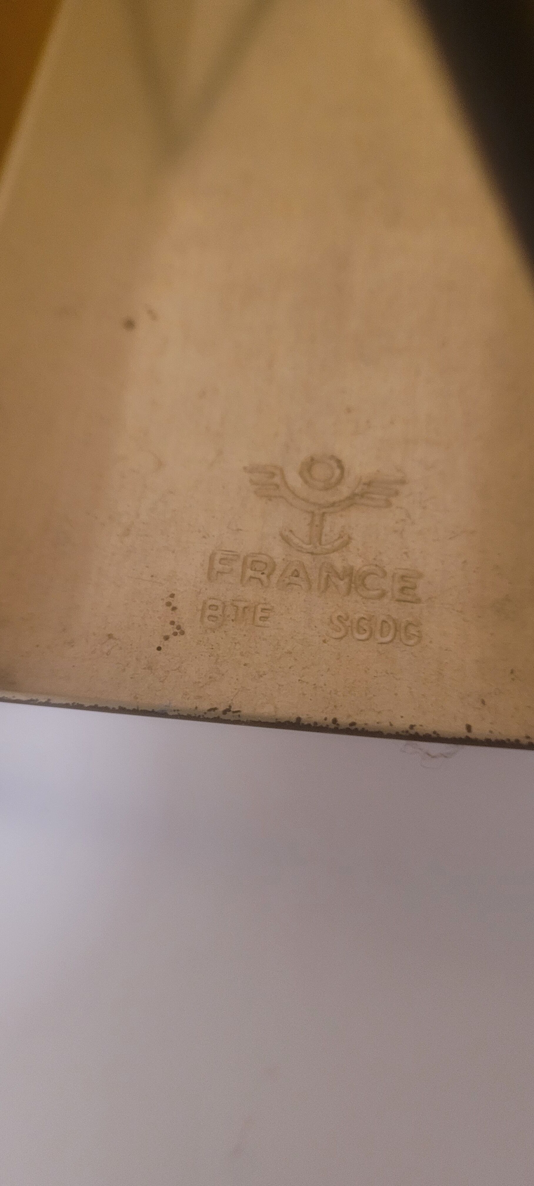 Porte magazine vintage impression bois et laiton