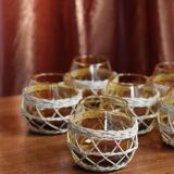 Ensemble de verres ambré avec vannerie
