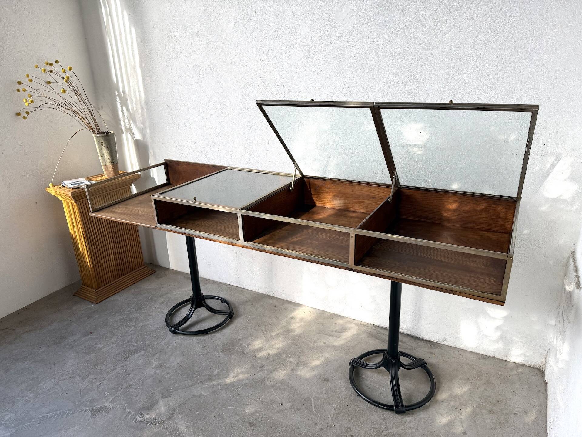 Oak and brass-mounted display cabinet on legs – Circa 1950