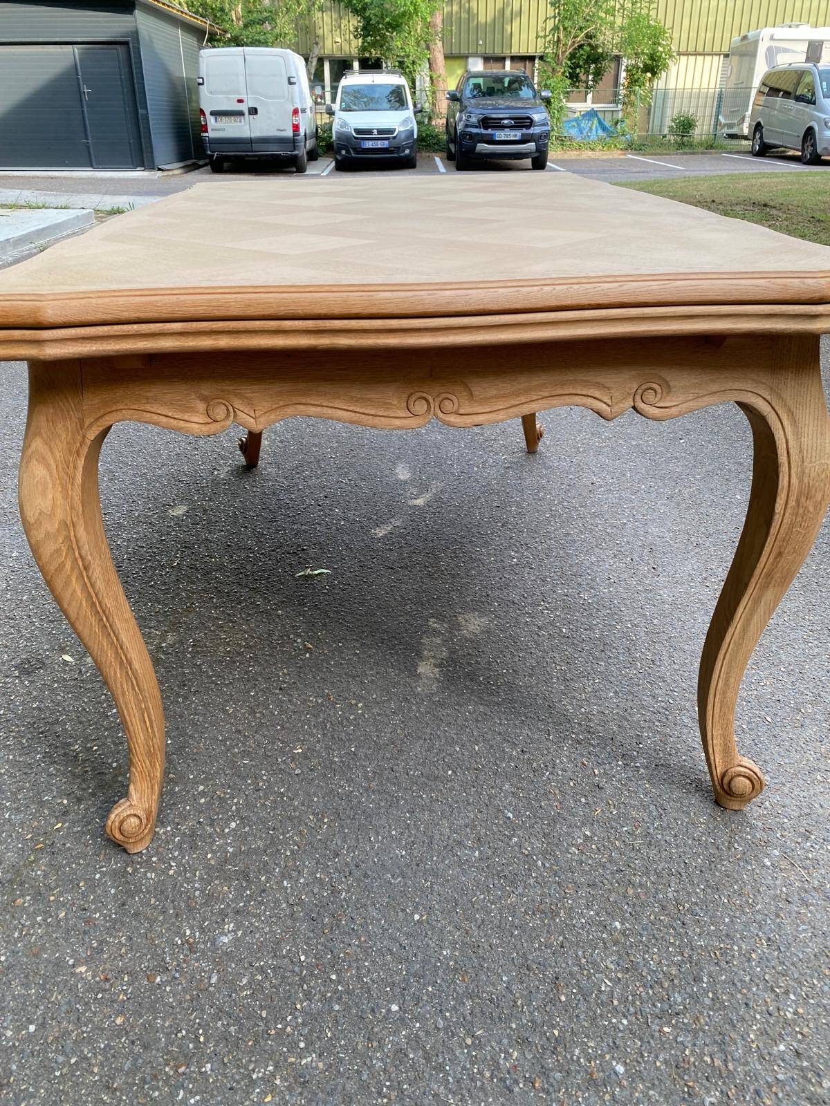 Table à manger extensible Louis XV bois massif chêne et marqueterie 250cm
