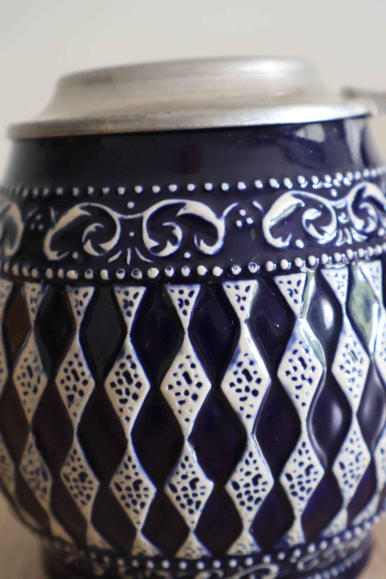 Beer mug with tin lid