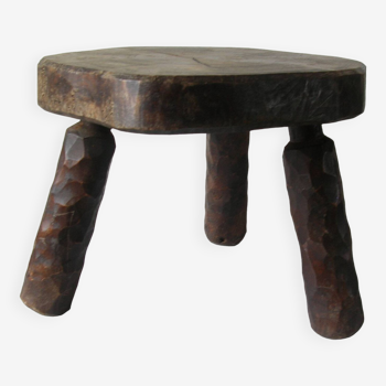 Ancien tabouret brutaliste tripode en bois sculpté assise épaisse déco ferme Normande