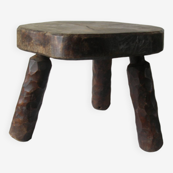 Old brutalist tripod stool in carved wood with thick seat, Norman farm decor