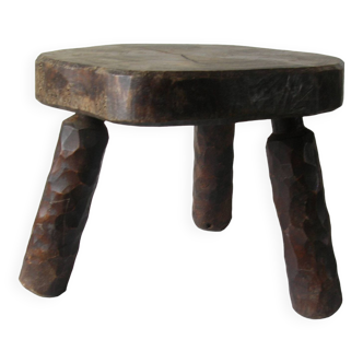 Ancien tabouret brutaliste tripode en bois sculpté assise épaisse déco ferme Normande