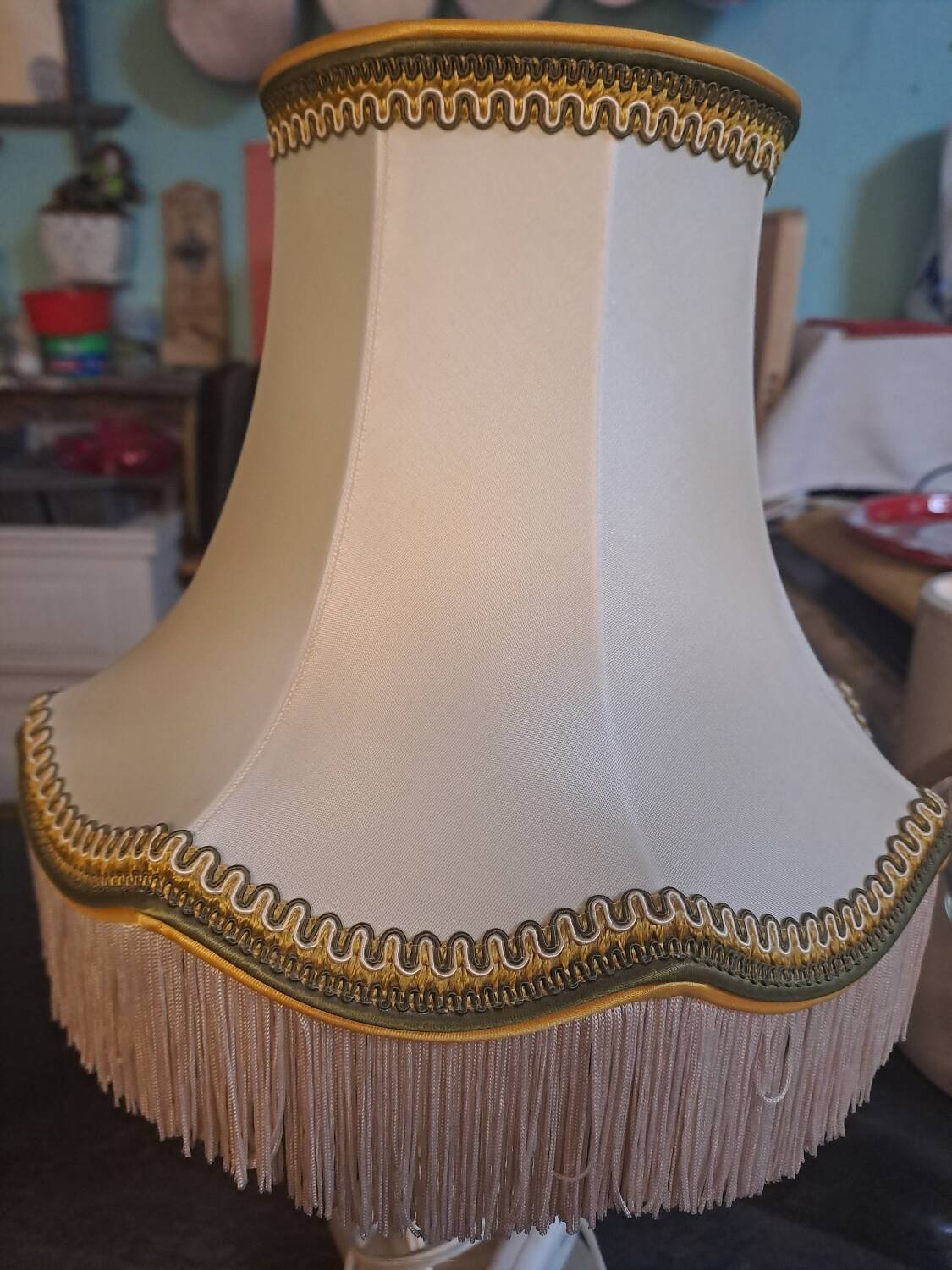 2 bedside lamps in white alabaster with lampshades.
