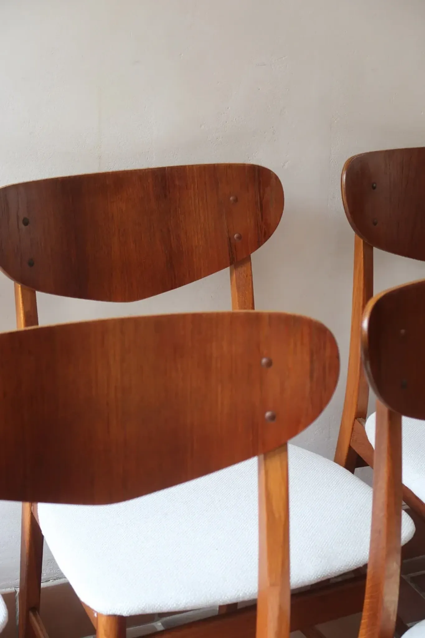 Set of 5 Scandinavian teak chairs from the 1960s, with curved backrest.