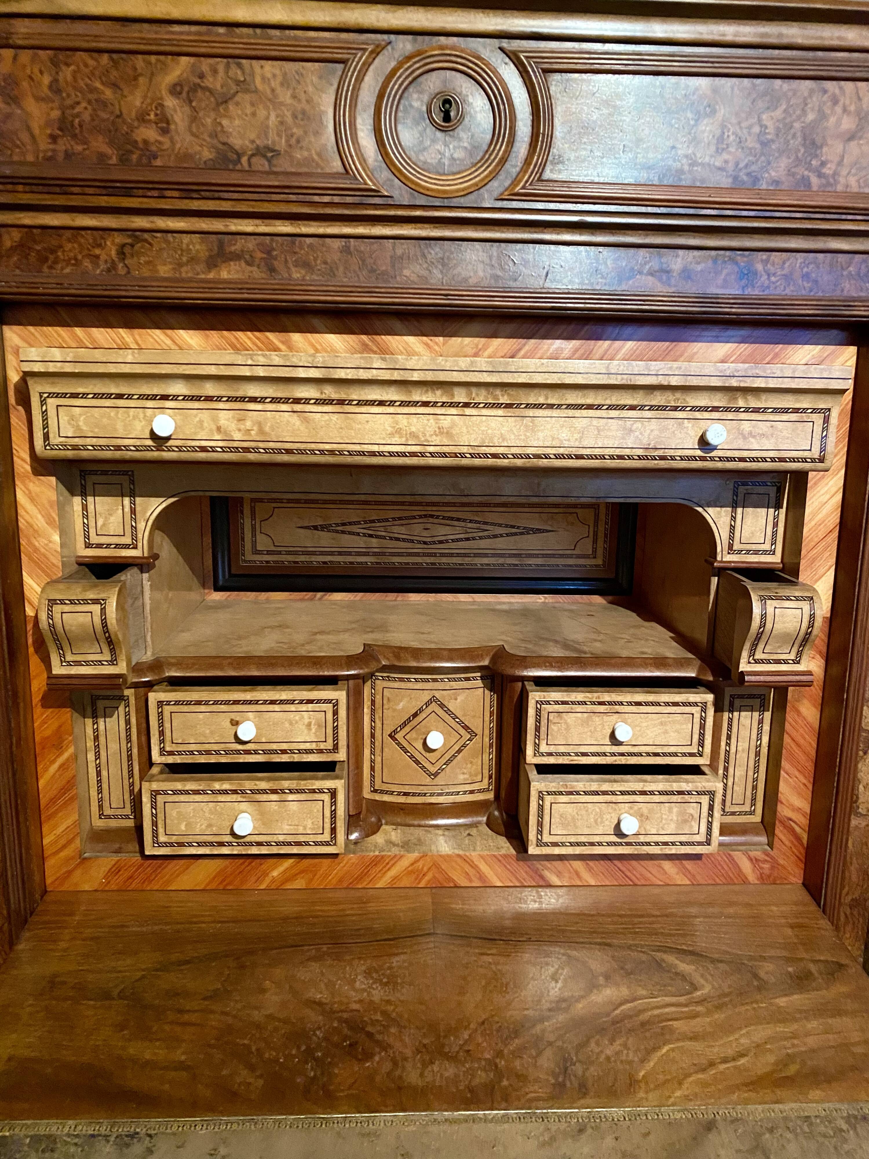 Secrétaire en ronce de noyer marqueté de style Louis-Philippe, XIXᵉ siècle