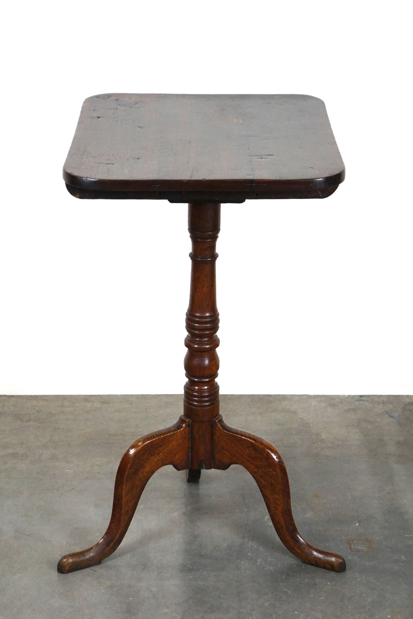 Belle table/table d'appoint anglaise antique à plateau inclinable avec un plateau carré