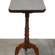Belle table/table d'appoint anglaise antique à plateau inclinable avec un plateau carré