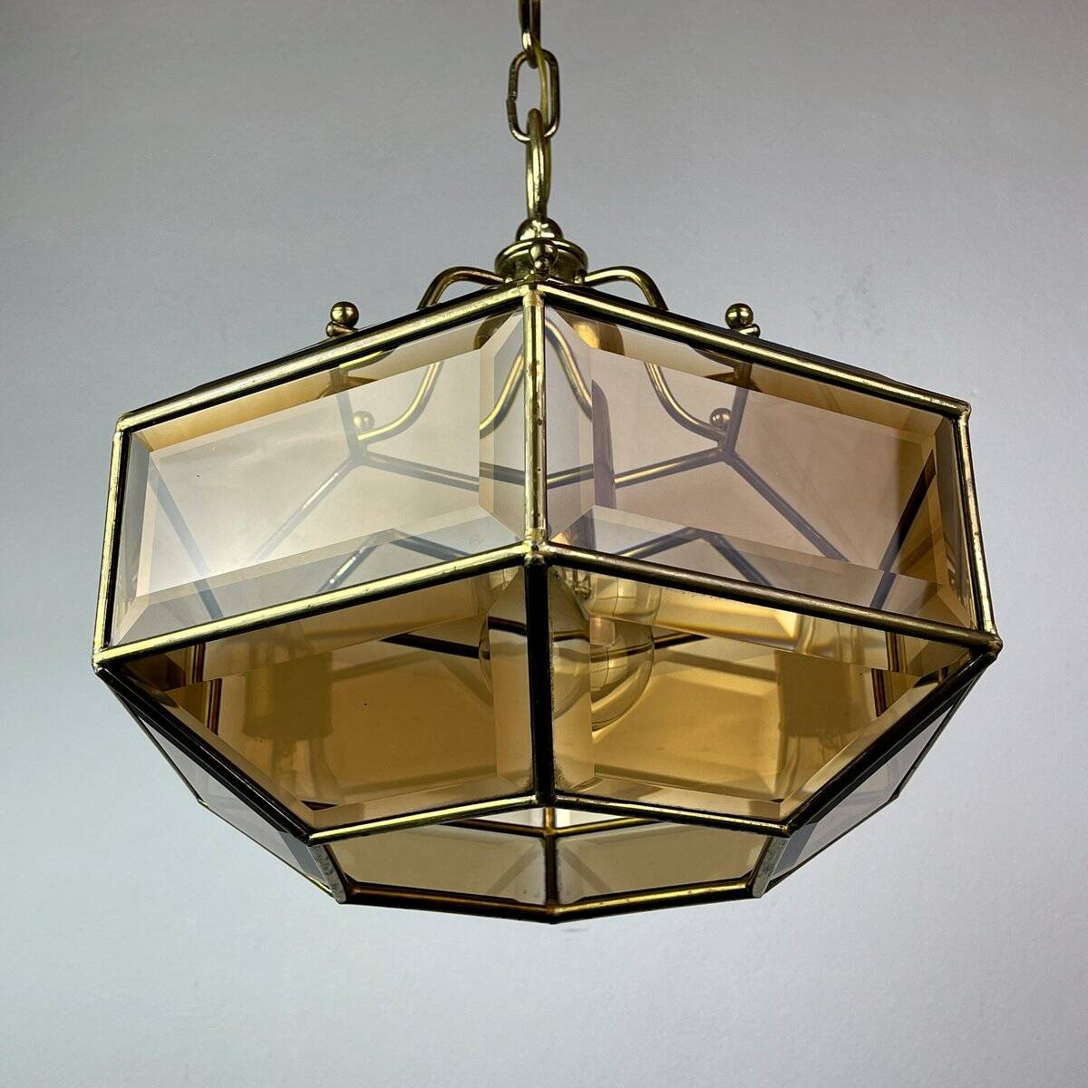 Vintage hexagonal diamond-cut crystal chandelier in gilded brass, Italy, 1960s.