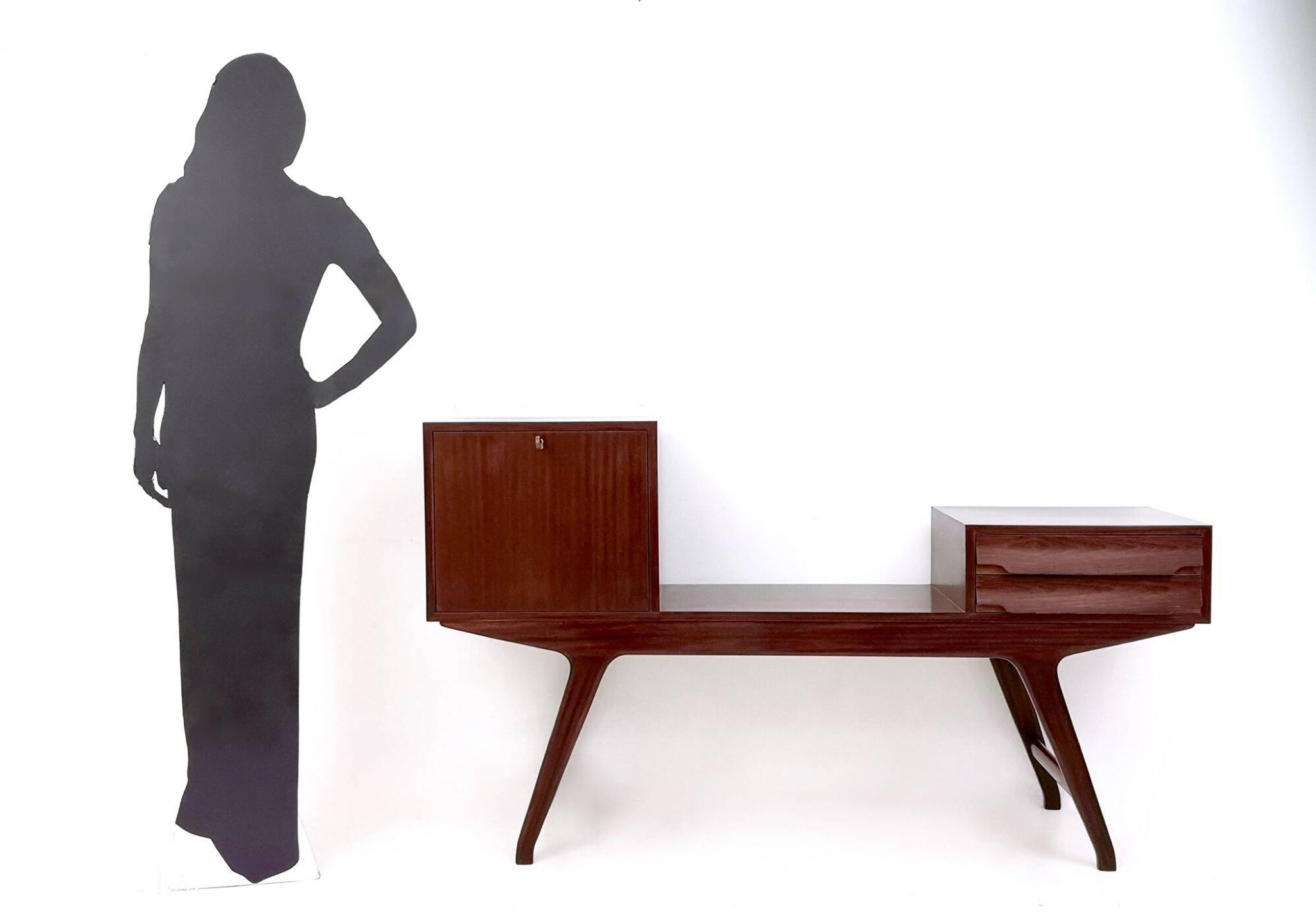 Meuble TV en hêtre de style Parisi avec intérieur en frêne