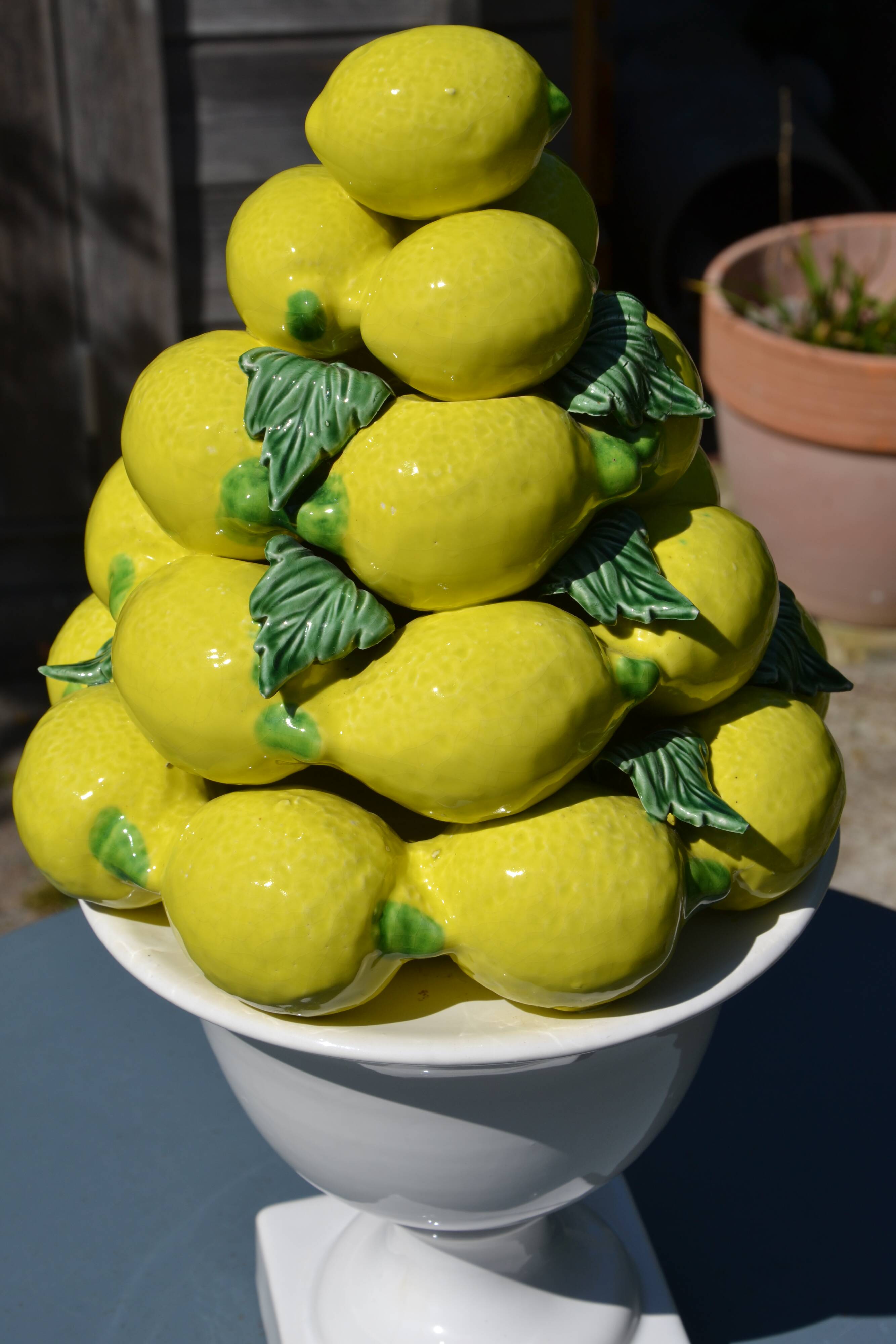 Centrepiece lemons/large fruit bowl in majolica