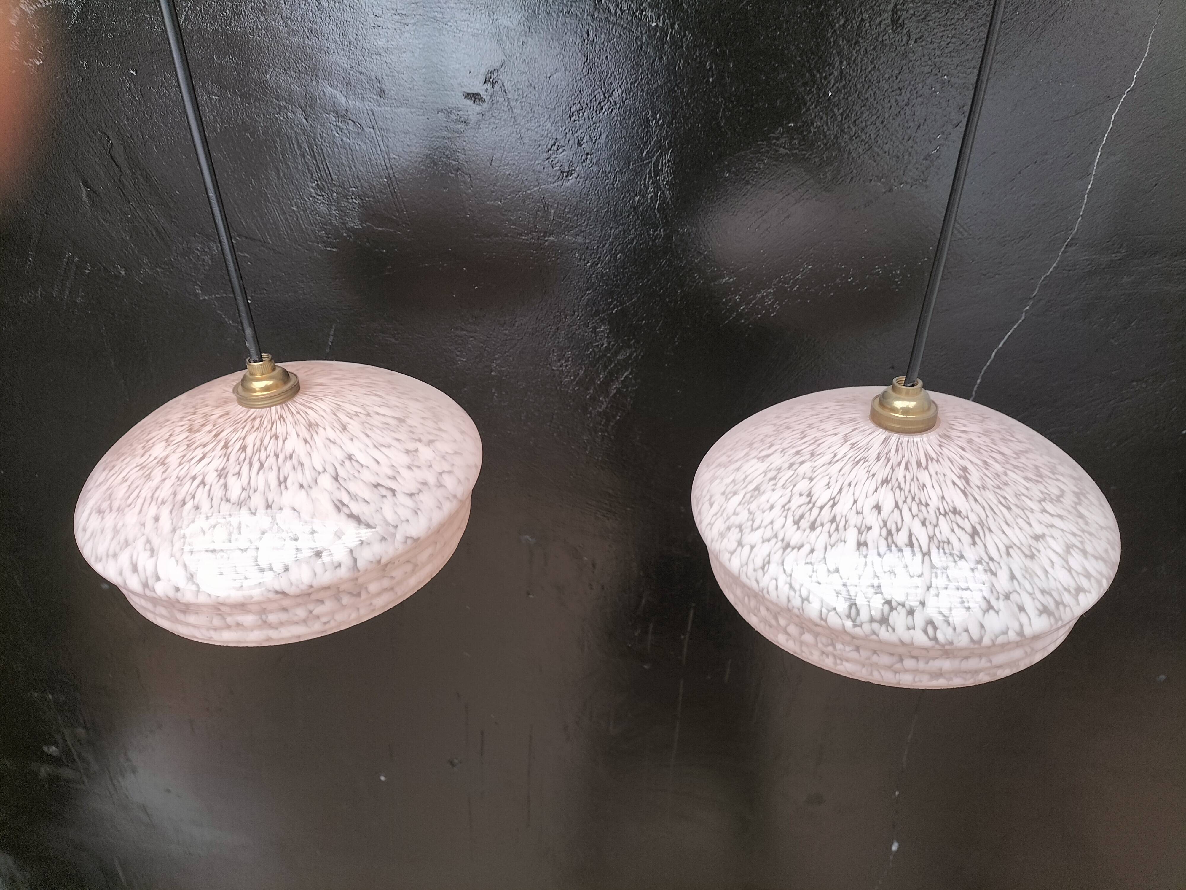 Paire de suspensions en opaline