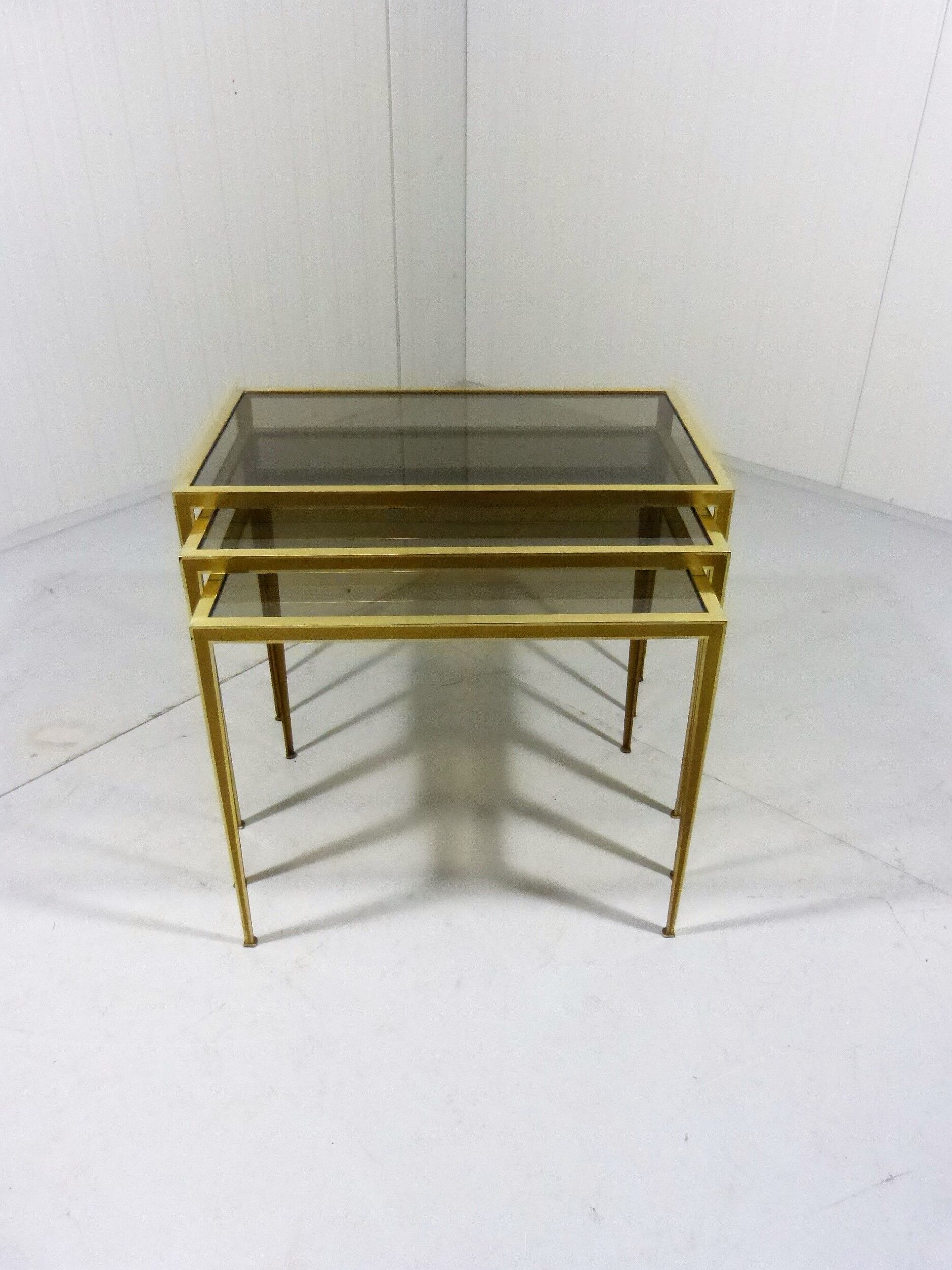 Set nesting tables in brass & glass by Deutsche Vereinigte Werkstätten
