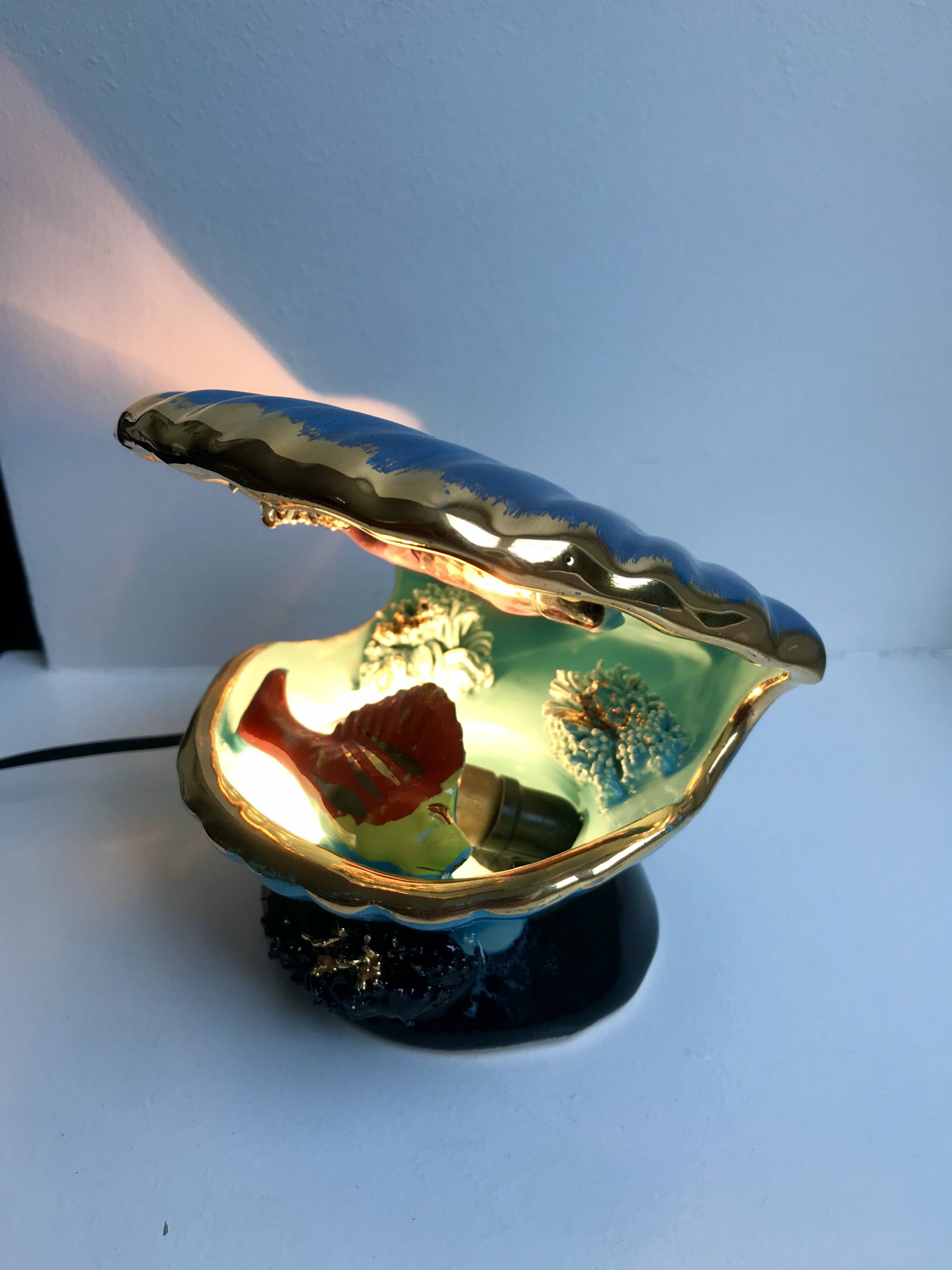 Petite lampe coquillage bleu et poissons signée vallauris années 1970