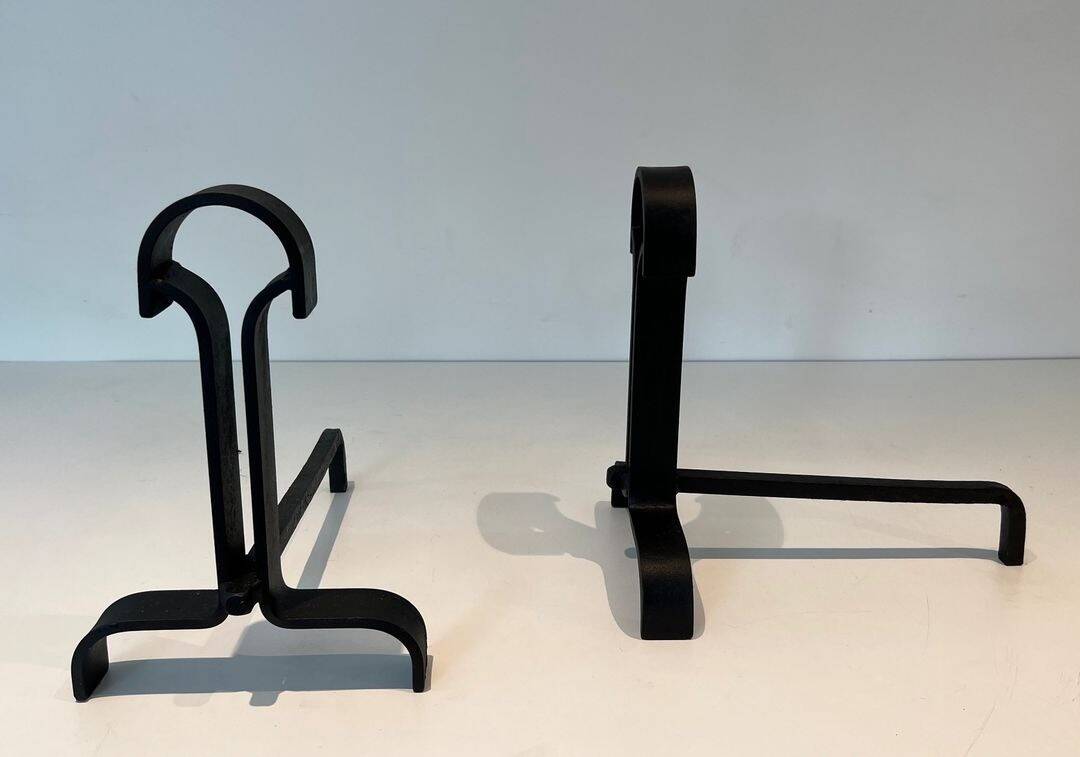 Paire de Chenets Modernistes en Fer Forgé à Finials en Goutte et Bases Évas
