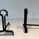 Paire de Chenets Modernistes en Fer Forgé à Finials en Goutte et Bases Évas