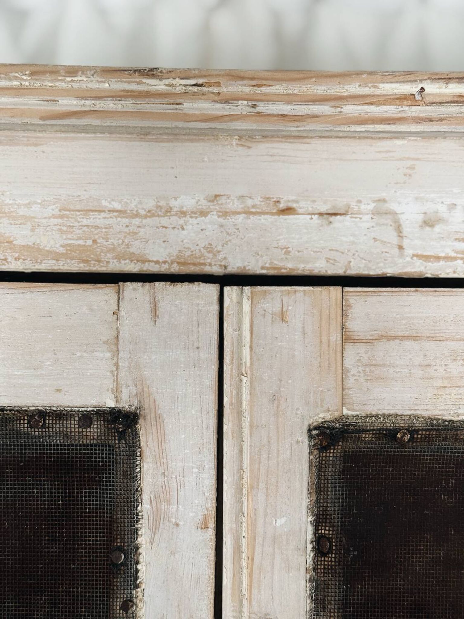 Buffet, vaisselier en bois patiné écru