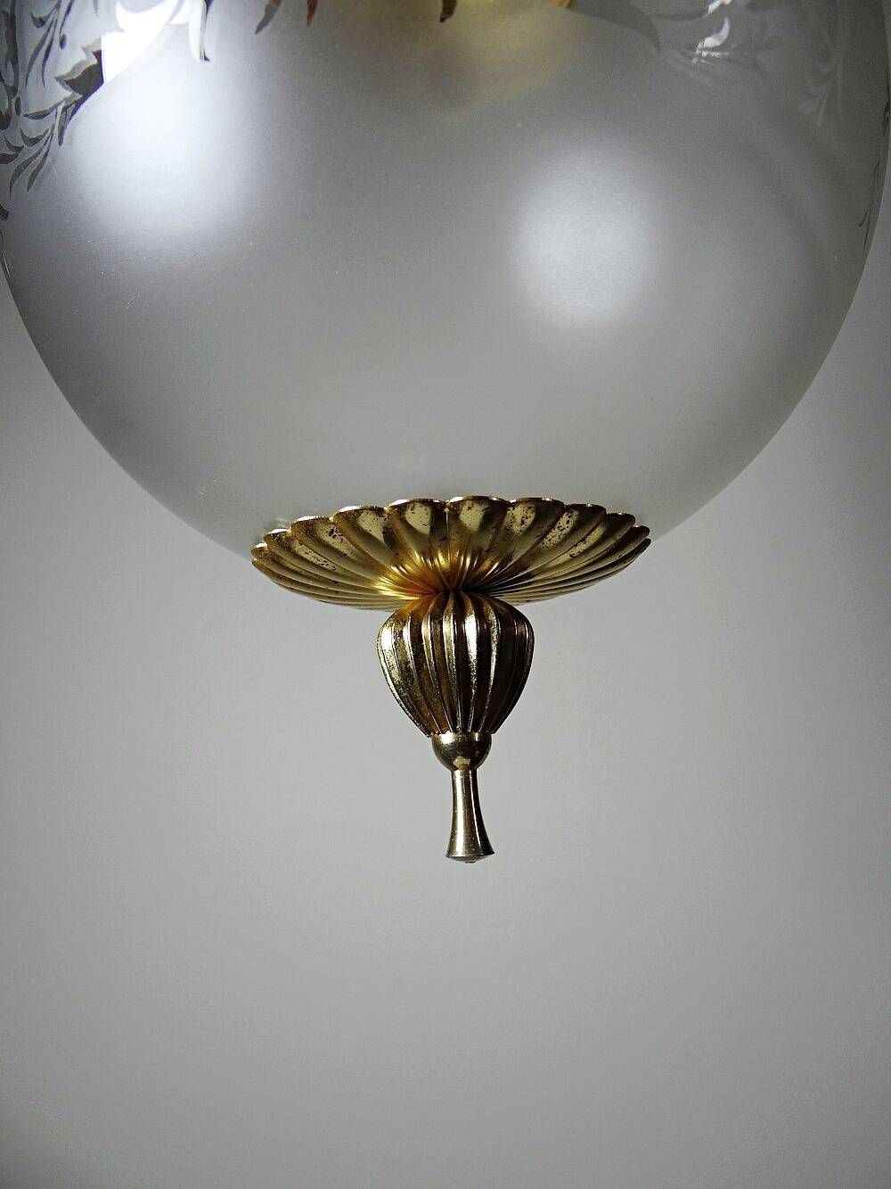 Vintage frosted glass and gold metal suspension globe, 1960s-1970s.