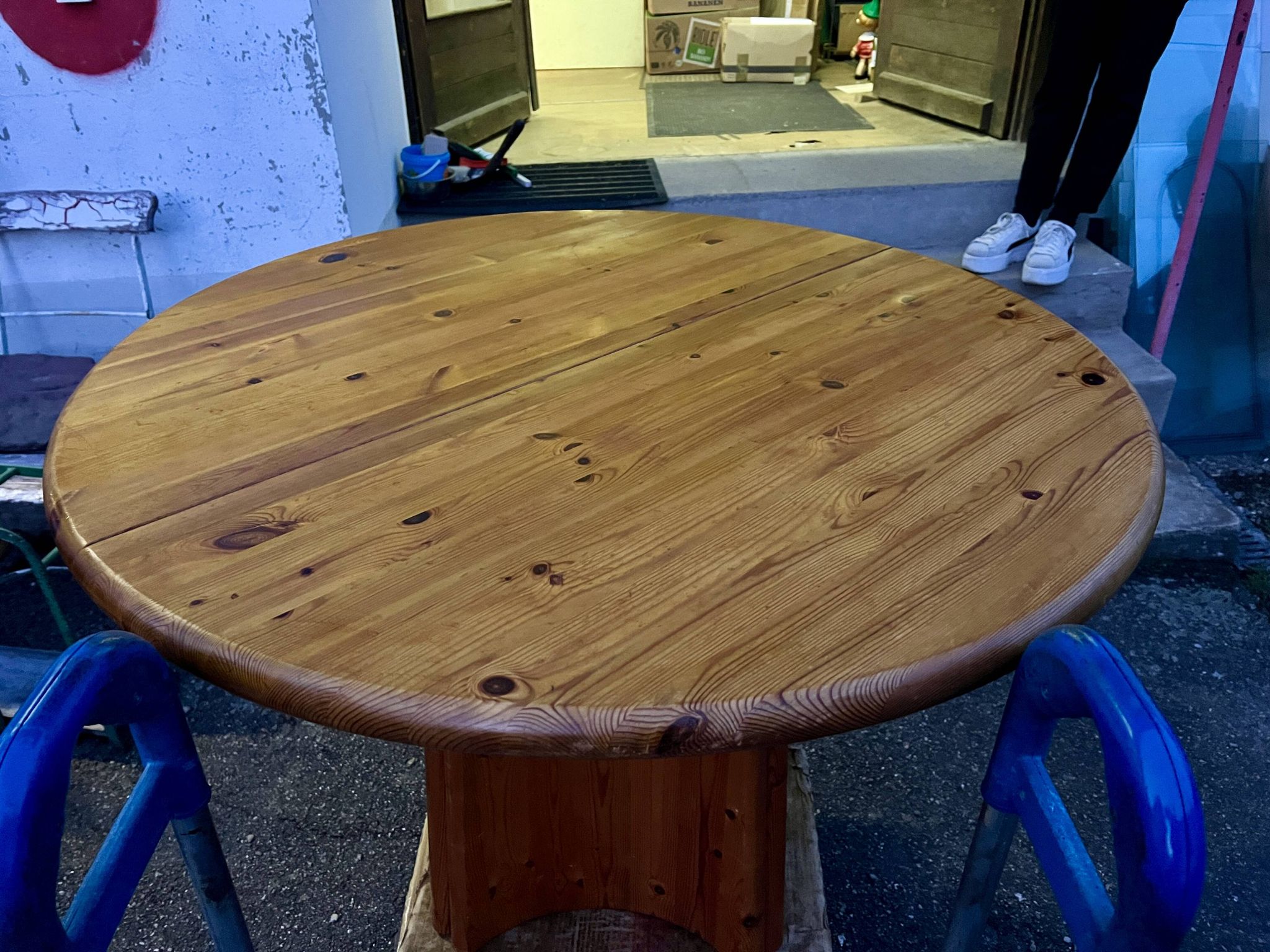 Large Scandinavian pine table - 6 chairs