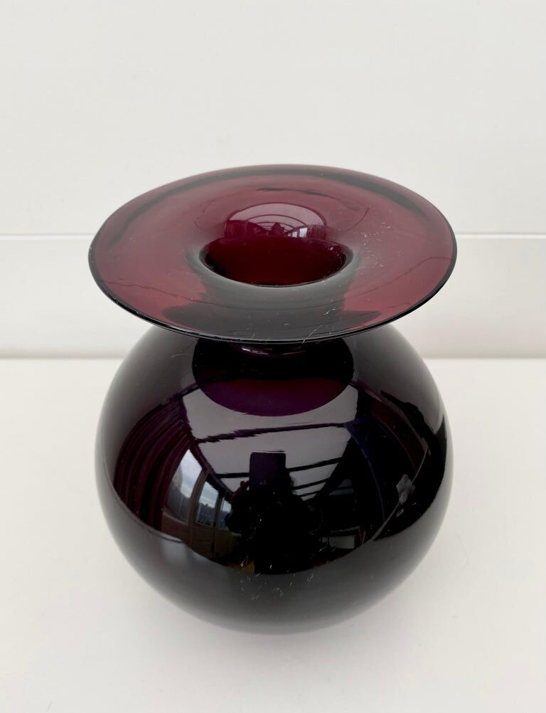 Vase en verre violet vers les années 1960