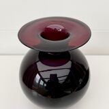 Vase en verre violet vers les années 1960