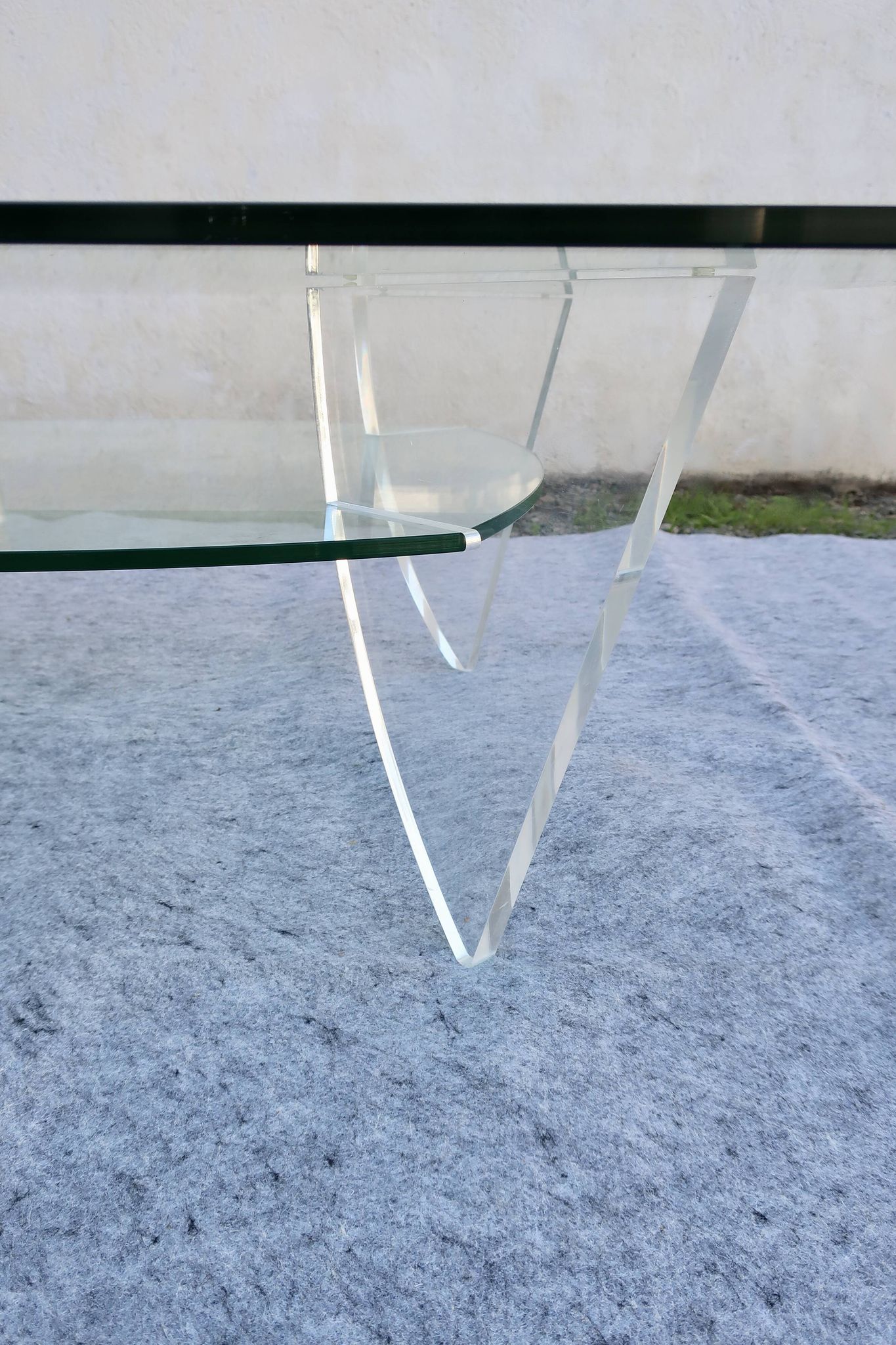 Table basse design années 1980 en verre et perspex (lucite)