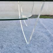 Table basse design années 1980 en verre et perspex (lucite)