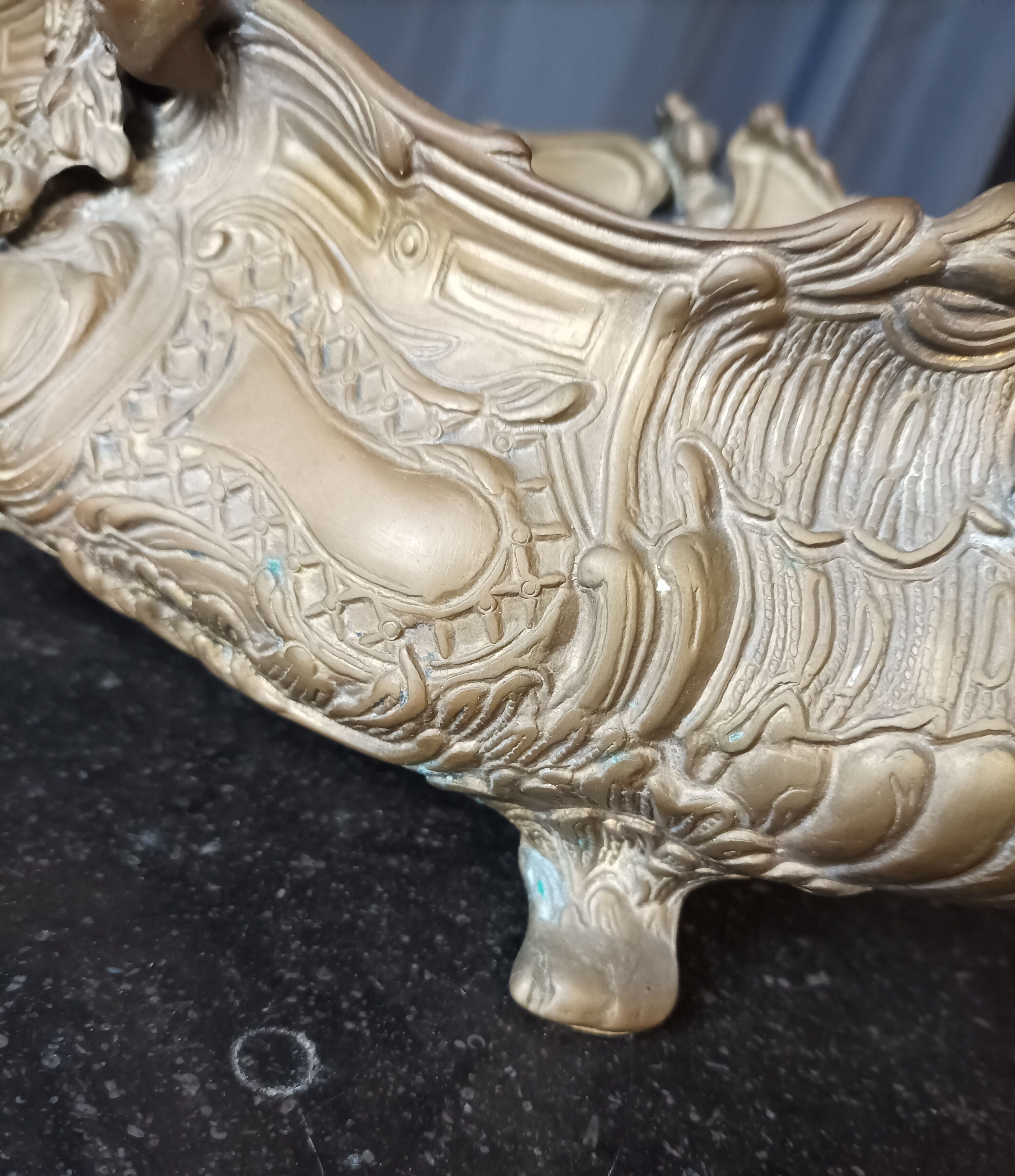 Planter in bronze rockery style