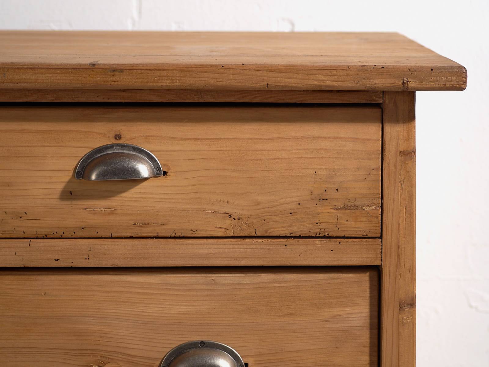 Antique four-drawer chest of drawers (circa 1920)