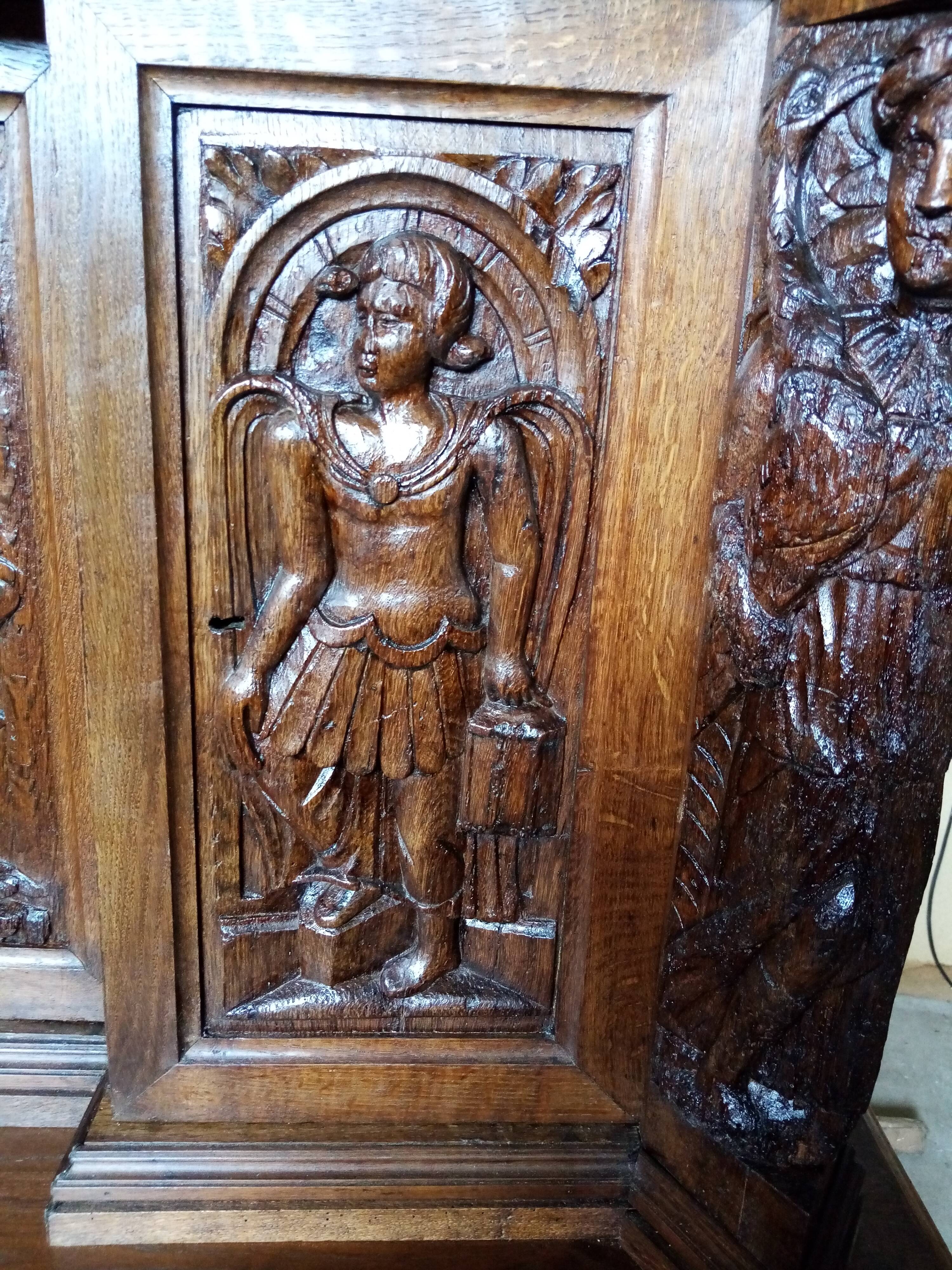 Buffet 2 corps sculpté du XVI ème siècle