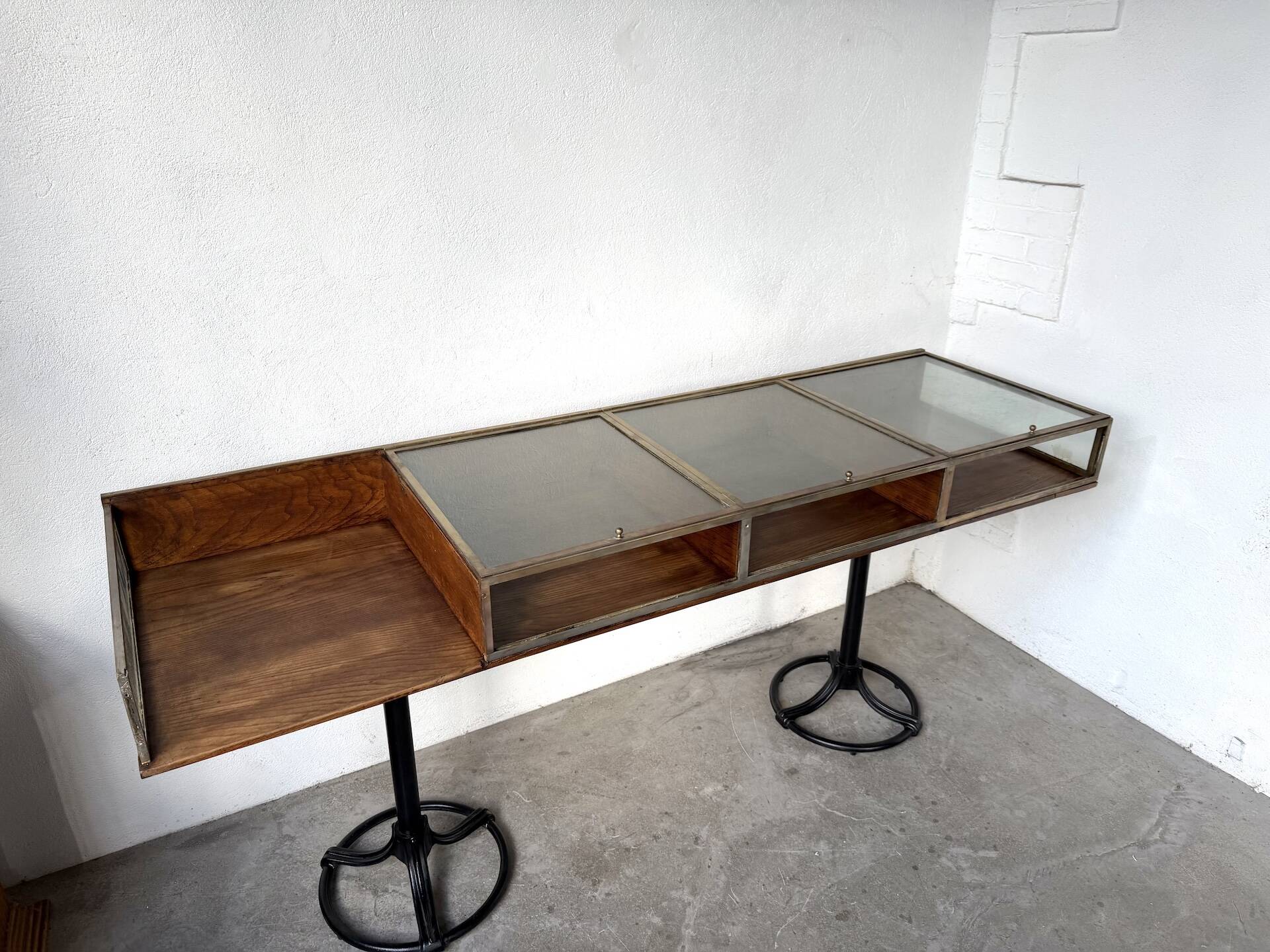 Oak and brass-mounted display cabinet on legs – Circa 1950